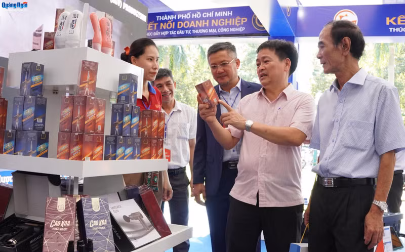 Visitors at the fair (Photo: baoquangngai.vn)