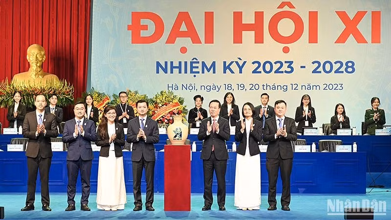 President Vo Van Thuong (front, third from right) presents a gift to the 11th National Congress of the Vietnamese Students’ Association on December 19. (Photo: NDO )