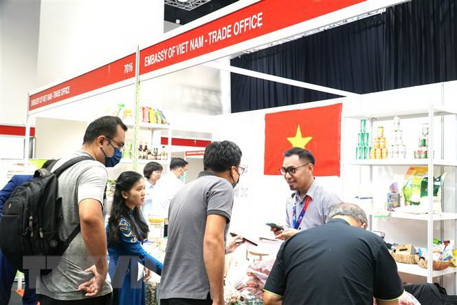 A representative of the Vietnam Trade Office in Malaysia introduces cashew products to visitors (Photo: VNA)