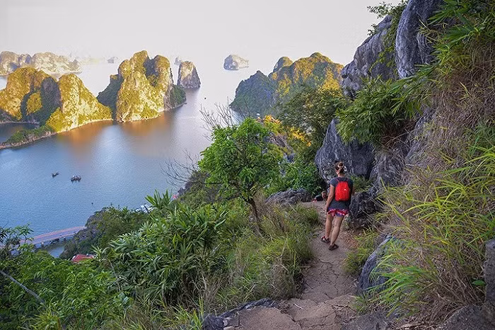 A tourist trekking to Bai Tho Mountain. (Photo: VOV)