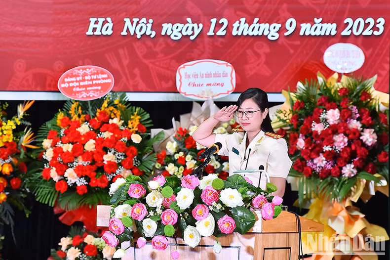 Lieutenant Colonel Tran Thi Thuy Hanh speaking at the ceremony, on behalf of officers and lecturers of the People's Police Academy.