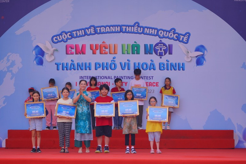 Prizes presented to the most outstanding entries of the contest.