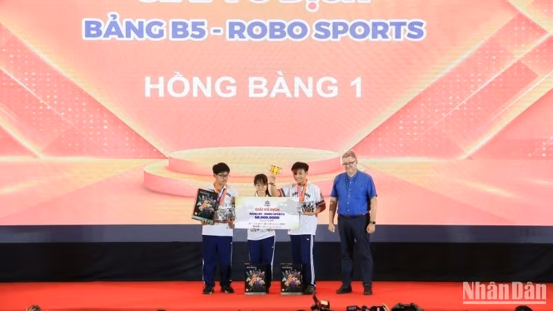 Winners of World Robot Olympiad in Vietnam awarded at the event.