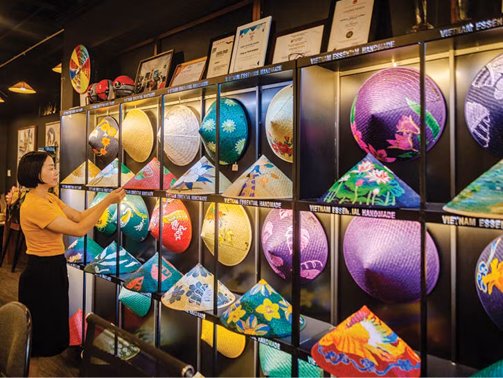 Hue artisans also use leaves from the lotus, bamboo, and Indian-almond trees as materials to produce conical hats. (Photo: baothuathienhue.vn)