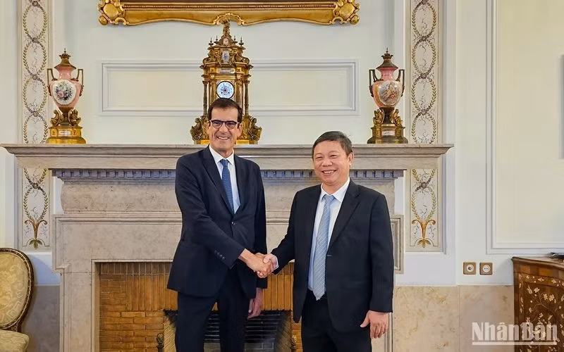 Porto Mayor Rui Moreira (L) welcomes Vice Chairman of the Ho Chi Minh City People’s Committee Duong Anh Duc (Photo: NDO/MINH DUY)