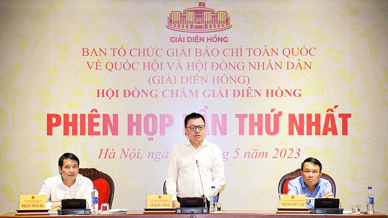 Editor-in-Chief of Nhan Dan Newspaper and Chairman of Vietnam Journalists’ Association Le Quoc Minh (C) speaks at the meeting. 