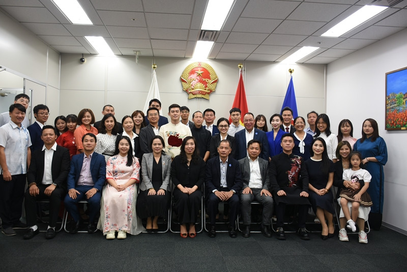 Deputy FM Le Thi Thu Hang meets with Vietnamese community in Japan's Kyushu (Photo: State Committee for Overseas Vietnamese Affairs)
