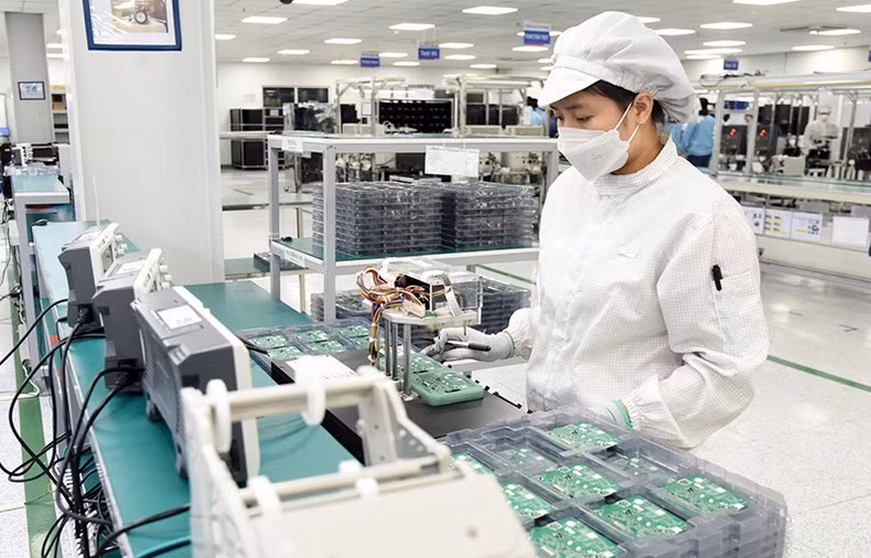 An employee working on an electronic components production line in Bumjim Electronics Vina Co., Ltd., which is a Republic of Korea-invested enterprise. 