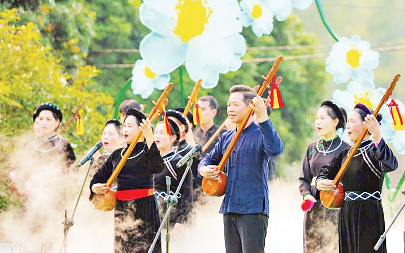 A Then folk singing performance at a festival in Binh Lieu District.