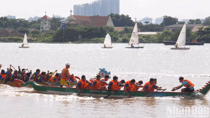 The race gathered rowers from across Ho Chi Minh City as well as from Da Nang City and the provinces of An Giang, Binh Thuan, Nghe An, Quang Binh, and Dong Nai.