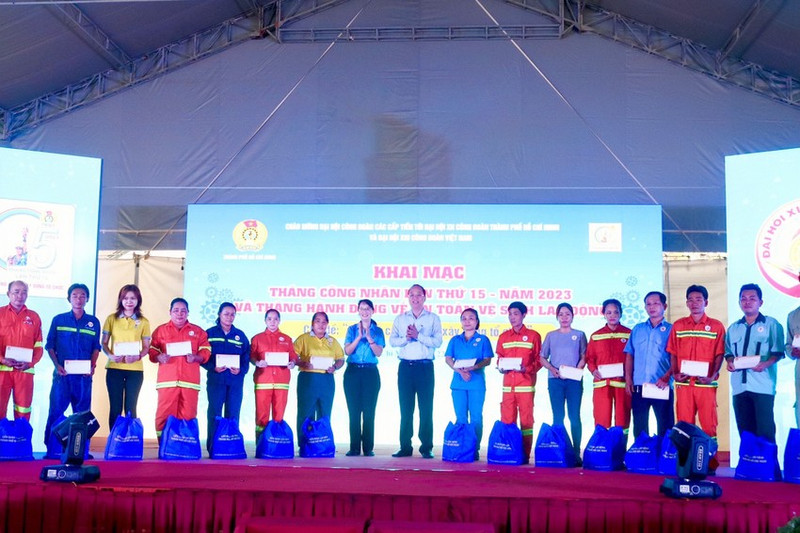 Gifts presented to disadvantaged trade union members and workers at the event (Photo: plo.vn)