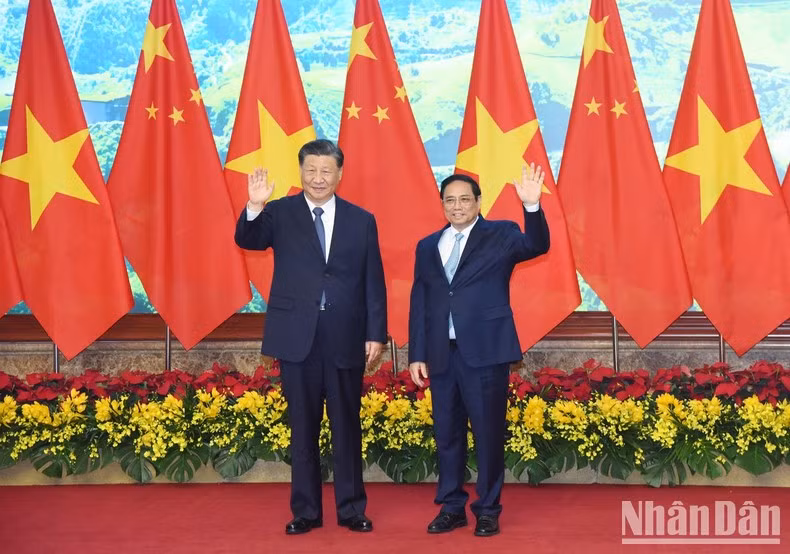 Prime Minister Pham Minh Chinh (R) and Chinese Party General Secretary and President Xi Jinping.