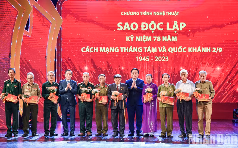 Secretary of the Party Central Committee (PCC) and Head of the PCC Commission for Communication and Education Nguyen Trong Nghia (seventh from left), and PCC member and Chairman of the Vietnam Farmers’ Association Luong Quoc Doan (third from left), present gifts to revolutionary contributors from Tuyen Quang province and Hanoi City.