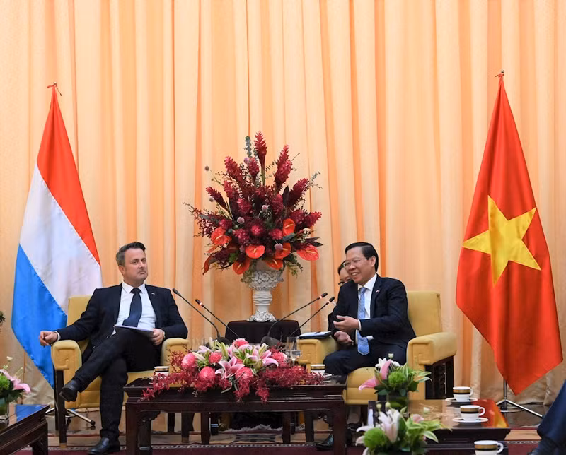Chairman of the HCM City People’s Committee Phan Van Mai (R) receives Prime Minister of Luxembourg Xavier Bettel (Photo: hcmcpv.org.vn)