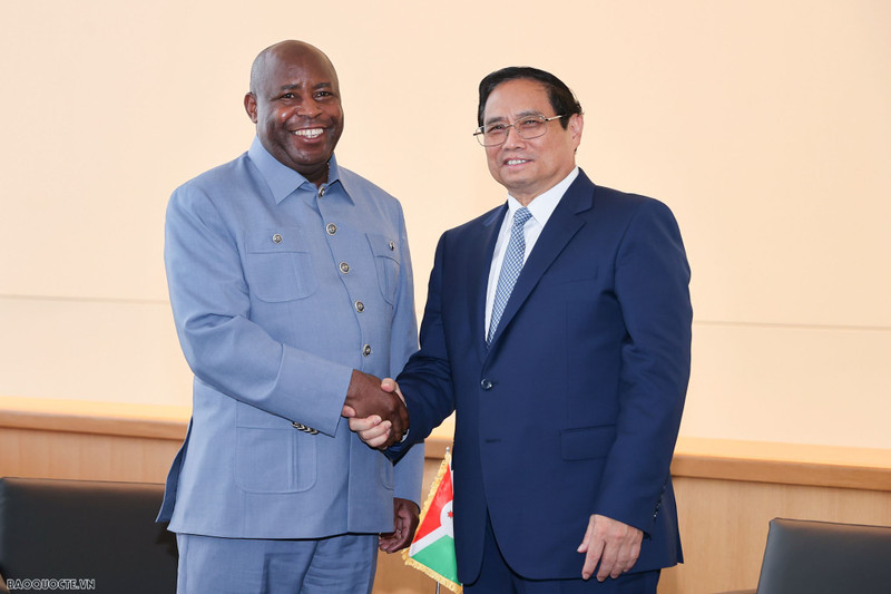 PM Pham Minh Chinh (R) and Burundian President Evariste Ndayishimiye. (Photo: baoquocte.vn)