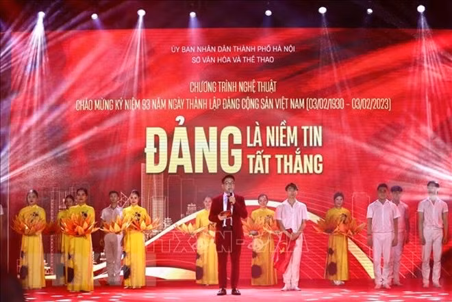 An art performance to celebrate the 93rd founding anniversary of the Communist Party of Vietnam (February 3, 1930 - 2023) (Photo: VNA)