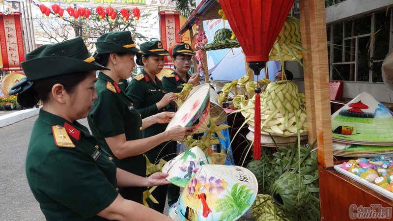 Visitors at the programme (Photo: baocantho.com.vn)