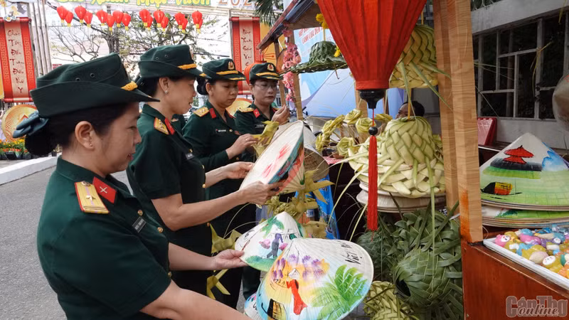 Visitors at the programme (Photo: baocantho.com.vn)