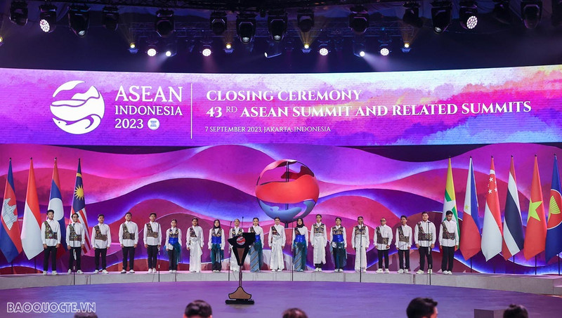 A performance at the closing ceremony of the 43rd ASEAN Summit and related summits. (Photo: VNA)