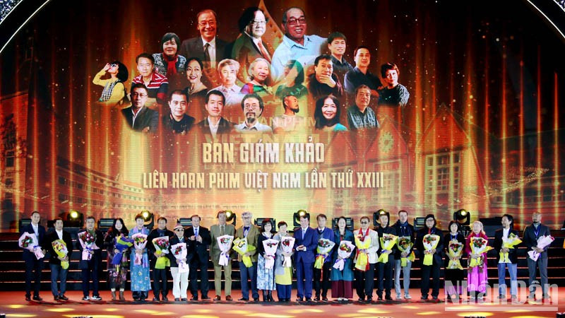 Jury members of the 23rd Vietnam Film Festival receive flowers from the organising board at the opening ceremony. 