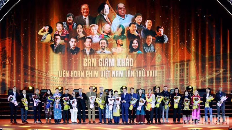 Jury members of the 23rd Vietnam Film Festival receive flowers from the organising board at the opening ceremony. 
