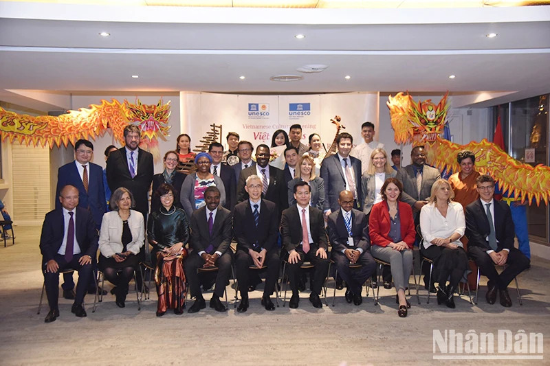 Foreign ambassadors and representatives to UNESCO at the Cultural Evening on November 6. (Photo: VNA)