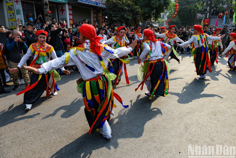 Traditional ‘Con Di Danh Bong’ dance of Trieu Khuc male villagers 