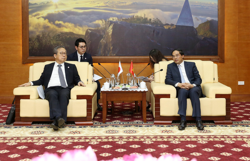 Chairman of the People's Committee of northern Lao Cai province Trinh Xuan Truong (R) receives Japanese Ambassador to Vietnam Yamada Takio. (Photo: VNA)