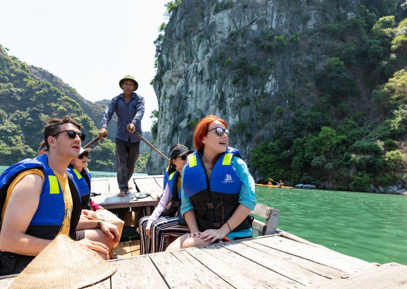 Foreign visitors in Ha Long Bay (Photo: VNA)