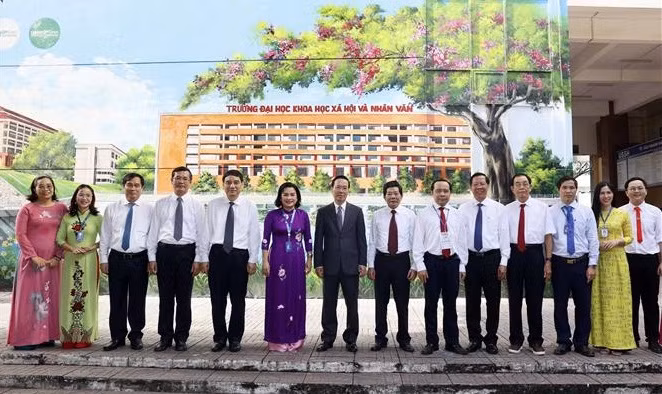 President Vo Van Thuong (7th from left) in a group photo with lecturers of the University of Social Sciences and Humanities (HCMUSSH) under the Vietnam National University, Ho Chi Minh City (VNUHCM). (Photo: VNA)