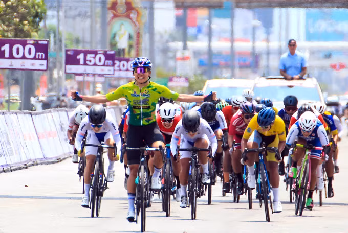 Vietnamese cyclist Nguyen Thi That on April 9 finishes first in the second stage of the Princess Maha Chakri Sirindhorns Cup Women's Tour of Thailand.(Photo: vnexpress.net)