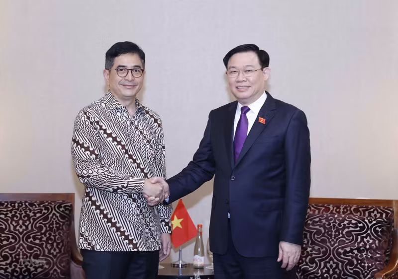NA Chairman Vuong Dinh Hue (R) and KADIN Chairman M. Arsjad Rasjid P. M. at a meeting in Jakarta on August 5. (Photo: VNA)