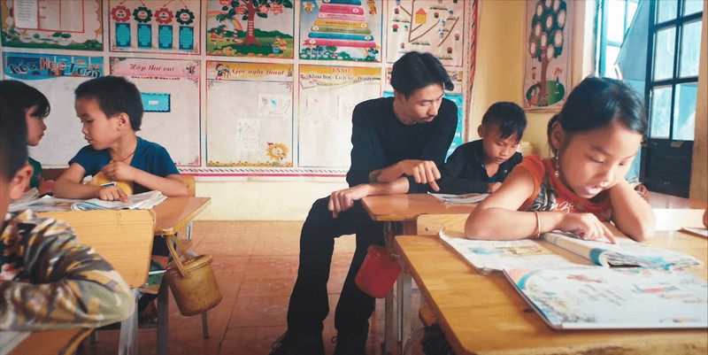 A scene in MV ‘Nau An Cho Em’ of rapper Den Vau 