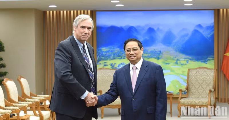 Prime Minister Pham Minh Chinh and US Senator Jeff Merkley.