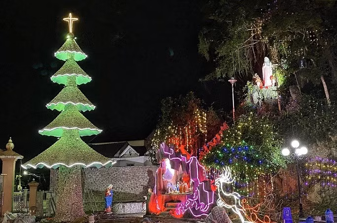 An oyster shell-made Christmas tree setup in Loc My Parish in Nghe An Province.