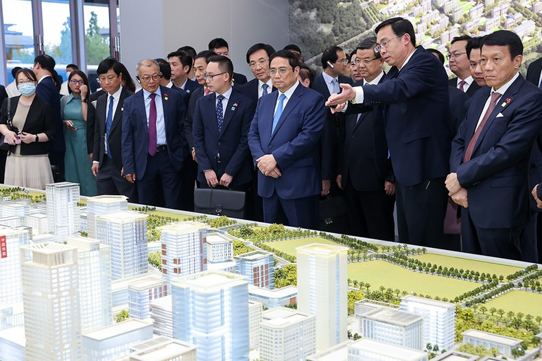 Prime Minister Pham Minh Chinh (C) visits Xiong'an New Area in Hebei province of China. (Photo: NHAT BAC) 