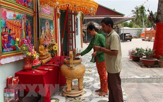Khmer people in Hau Giang province perform a ritual to welcome their traditional Chol Chnam Thmay festival. (Photo: VNA)