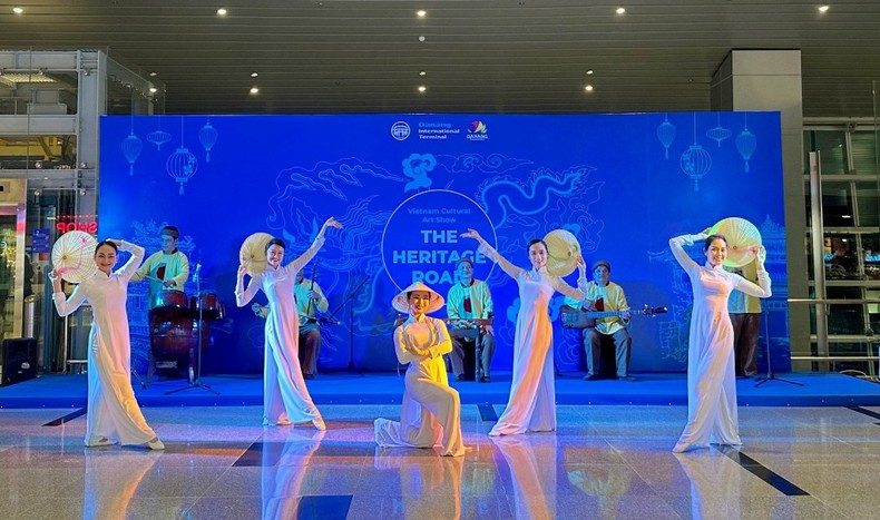 An art performance at Da Nang International Airport’s Terminal 2