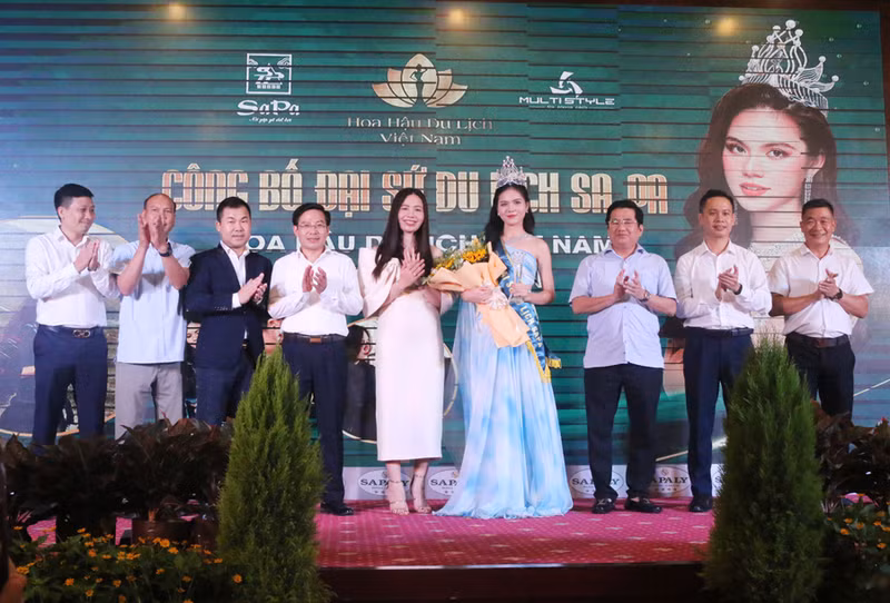 Miss Tourism Vietnam2022 Luong Ky Duyen (sixth from left) awarded ‘Sapa Tourism Ambassador’ title at the press conference (Photo: laocai.gov.vn)