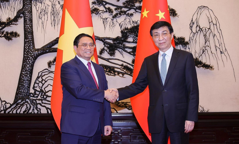 Prime Minister Pham Minh Chinh (L) meets with Chairman of the Chinese People's Political Consultative Conference (CPPCC) Wang Huning in Beijing on June 27 (Photo: VNA)