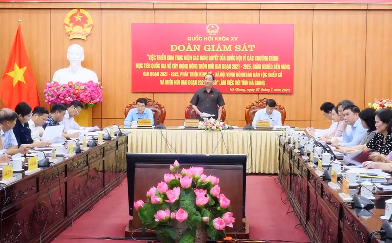 NA Vice Chairman Tran Quang Phuong speaking at the working session