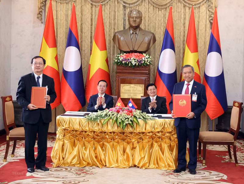 The leaders witness the signing and exchange of a memorandum of understanding on cooperation in technology and innovation between the Vietnamese Ministry of Science and Technology and the Lao Ministry of Technology and Communications. (Photo: VNA) The leaders witness the signing and exchange of a memorandum of understanding on cooperation in technology and innovation between the Vietnamese Ministry of Science and Technology and the Lao Ministry of Technology and Communications. (Photo: VNA)