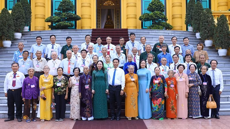 Vice President Vo Thi Anh Xuan meets national contributors from Can Tho 