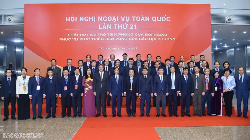 Delegates to the 21st conference on foreign affairs in a group photo. (Photo: baoquocte.vn)