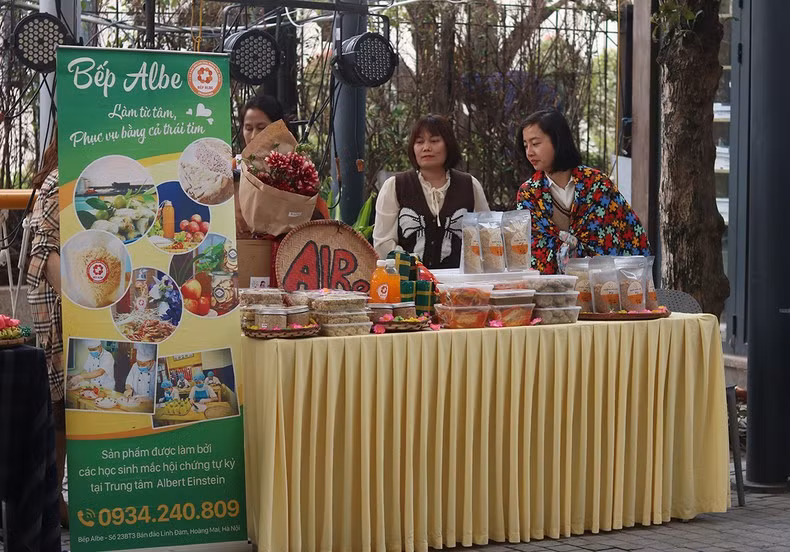 A booth showcasing food and dishes prepared by members of Albert Einstein Centre.