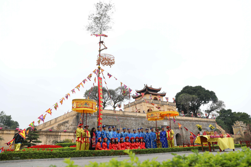 Neu pole sends off evil spirits, welcomes blessings (Photo: VNA)