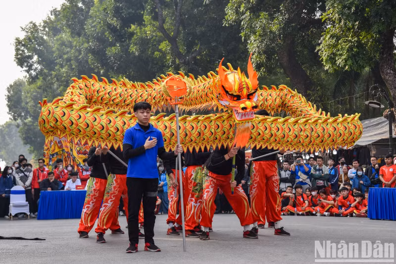 Themed ‘Aspiration of Thang Long’, the competition attracts the participation of 11 teams.