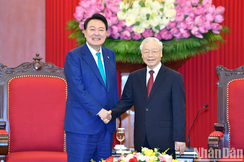 Party General Secretary Nguyen Phu Trong (R) and RoK President Yoon Suk Yeol (Photo: NDO/Dang Khoa)