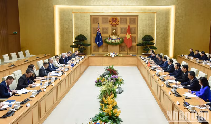 The talks between Vietnamese PM Pham Minh Chinh and his Australian counterpart Anthony Albanese in Hanoi on June 4. (Photo: NDO/Tran Hai)