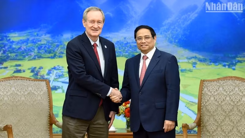 Prime Minister Pham Minh Chinh (R) and US Senator Mike Crapo (Photo: NDO)
